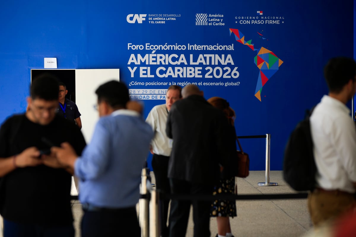 Personas hablan en un pabellón donde se realizará el Foro Económico Internacional de América Latina y el Caribe este martes, en Ciudad de Panamá. (Panamá). La segunda edición del foro bautizado como el Davos latinoamericano arranca este miércoles con la presencia de ocho dignatarios de América Latina y el Caribe y la tarea de repensar el posicionamiento de la región en el escenario global. EFE/ Bienvenido Velasco
