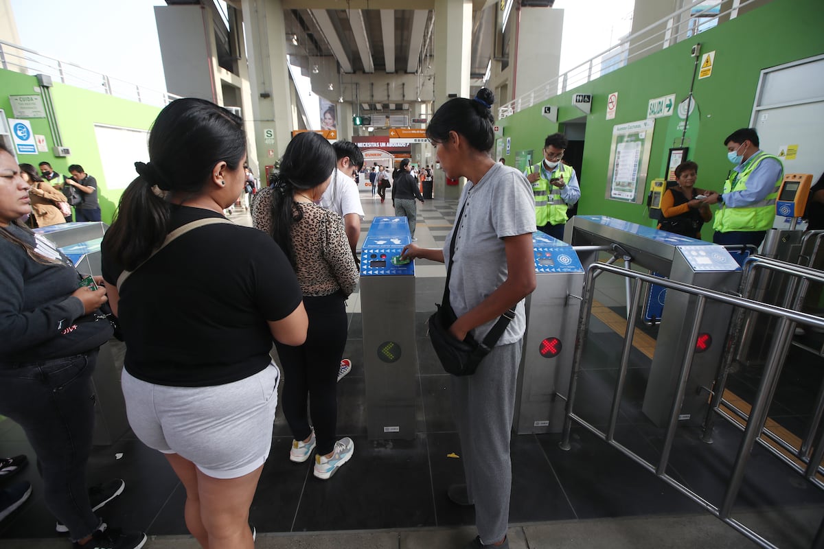 En diferentes estaciones de la Línea 1 del Metro de Lima, se encuentran revendedores de tarjetas y pasajes, pese a ser un acto prohibido. Foto: GEC