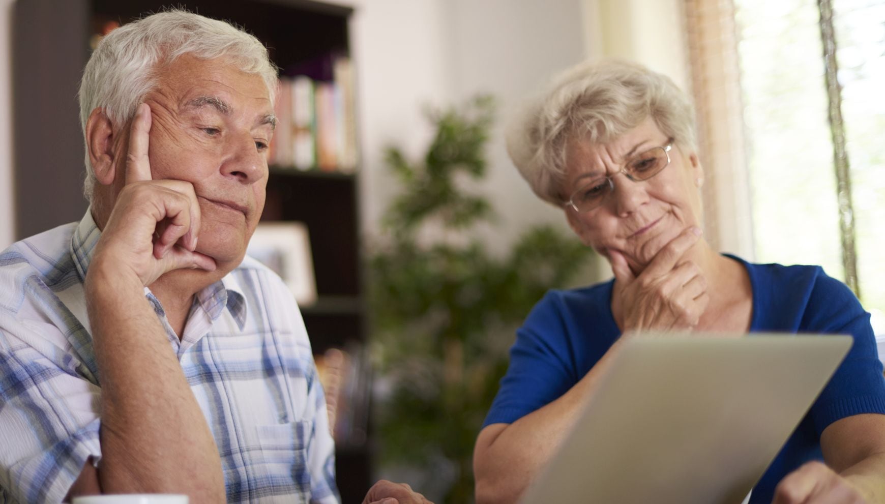 Cobrar a los 62 “porque ya se puede”, subestimar cuántos años vivirás o no pensar en lo que quedará para tu cónyuge son errores que pueden costarte cientos de miles de dólares en el tiempo. Estas son las cinco decisiones de Seguro Social que deberías revisar dos veces antes de jubilarte (Foto: Freepik)