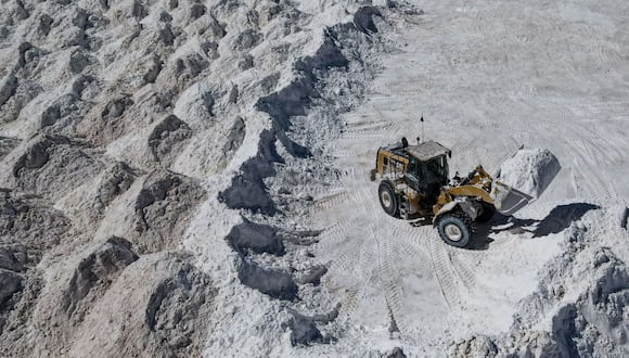 Una máquina minera de litio mueve un subproducto de sal en la mina del desierto de Atacama en el Salar de Atacama, Chile. Fotógrafo: Lucas Aguayo Araos/Anadolu/Getty Images