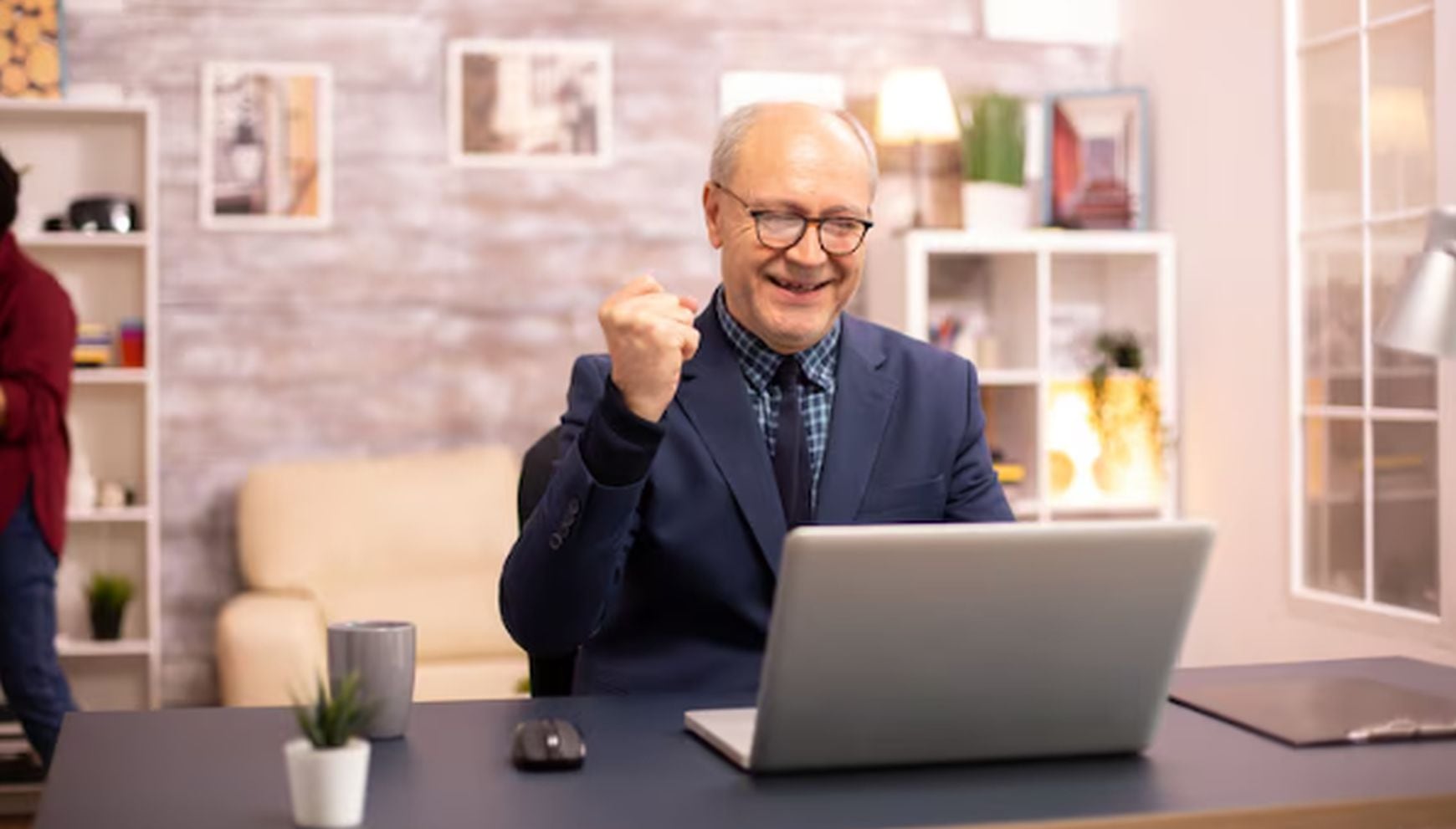 ¿Cobras el Seguro Social antes de la edad plena y sigues trabajando? Esto debes hacer para proteger tu cheque (Foto: Freepik)