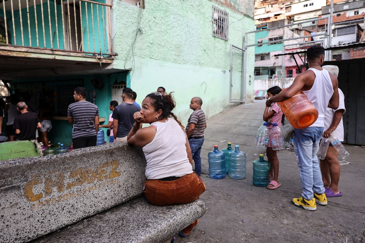 Los venezolanos hacen fila para recibir agua embotellada el día que las fuerzas estadounidenses derrocaron a Maduro, el 3 de enero. Fotógrafo: Jesus Vargas/Getty Images