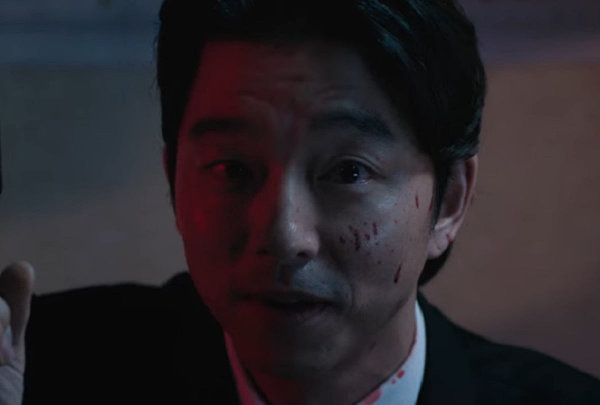 El reclutador (Gong Yoo) reproduce una canción de Andrea Bocelli al final del primer episodio de la temporada 2 de "El juego del calamar" (Foto: Netflix)