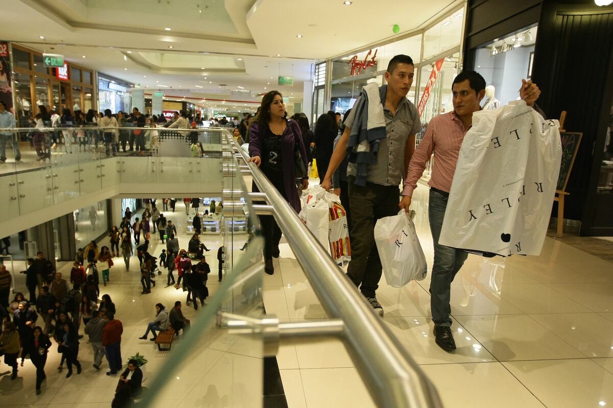 Ingresos de empresas de retail aumentan por mejora en consumo.