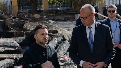 El presidente de Ucrania, Volodymyr Zelensky (izquierda), y el canciller de Alemania, Friedrich Merz, visitan el edificio dañado de la Academia de Ciencias de Ucrania en Kiev el 4 de octubre de 2026. (Foto de Tetiana Dzhafarrova / AFP).
