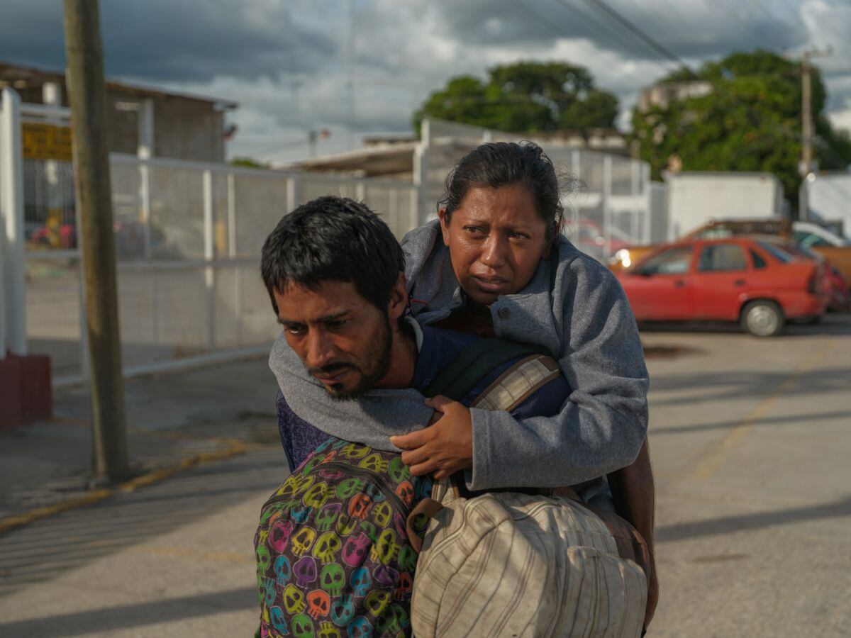 Marlon Adalid Canales carga a su esposa Marta Pérez.