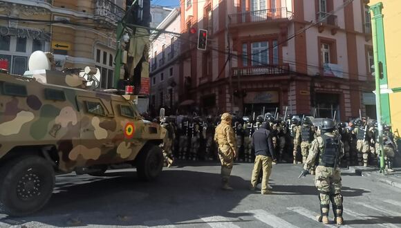 Militares hacen presencia con tanques frente a la sede del Gobierno de Bolivia, el pasado miércoles en La Paz. (Foto: EFE/ Luis Gandarillas).