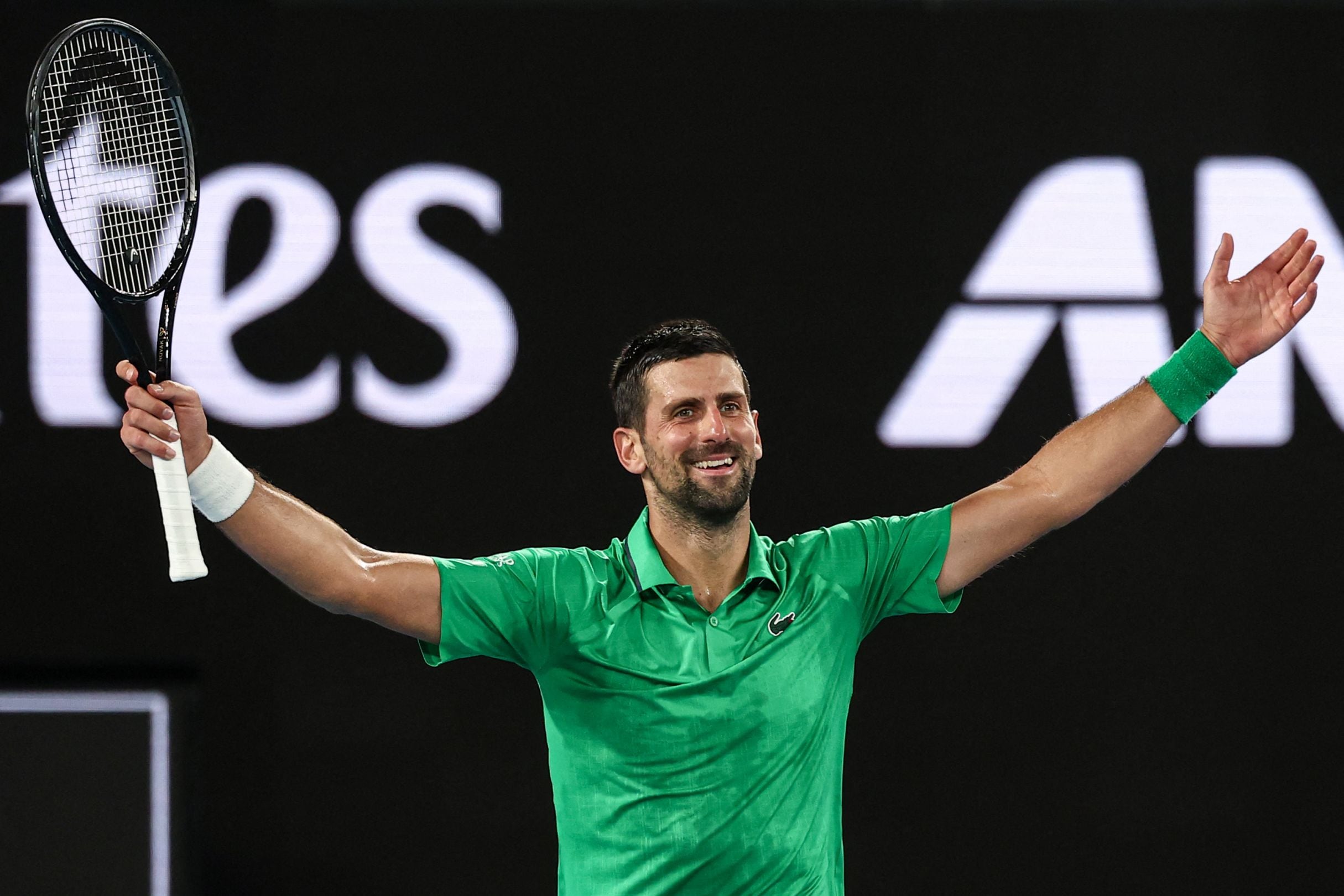 Novak Djokovic celebrando su victoria frente a Jannik Sinner. (Foto: IZHAR KHAN / AFP)