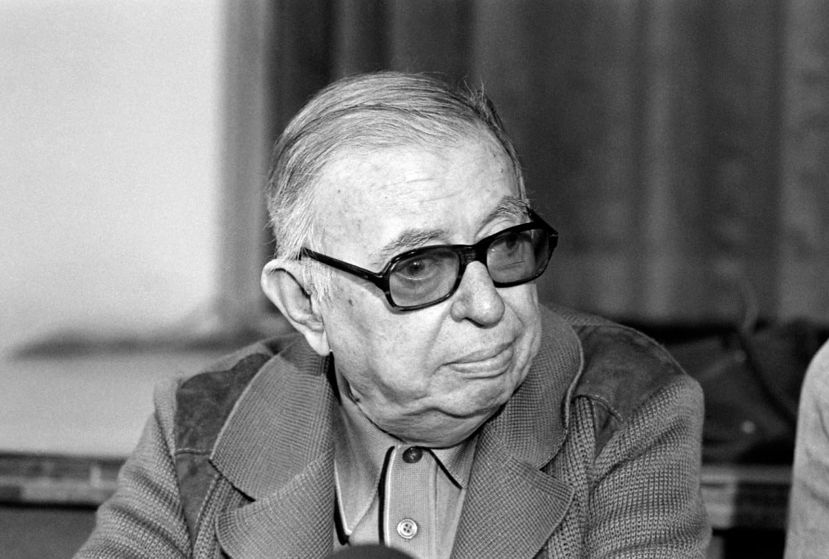 La reflexión de Jean-Paul Sartre recuerda que nuestras decisiones pueden transformar el rumbo de nuestra vida. | Crédito: MICHEL CLEMENT / AFP