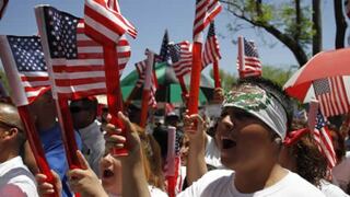 Latinos en EE.UU. temen sumarse plan de salud de Obama por temor a la deportación