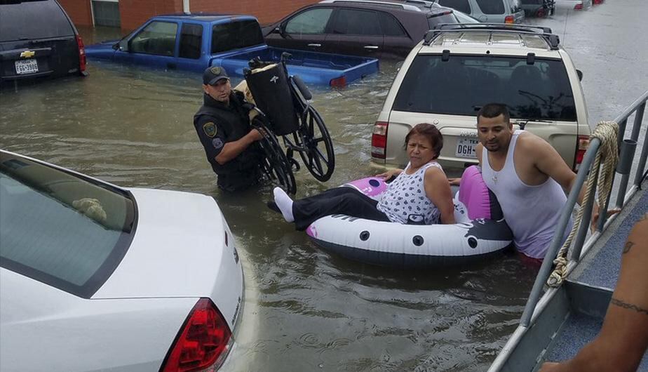 El huracán Harvey ha cumplido con su amenaza destructiva y está produciendo "inundaciones sin precedentes" en el sureste de Texas, que en el caso del área metropolitana de Houston ha llegado a más de un metro de acumulación de agua.
(@houstonpolice)
