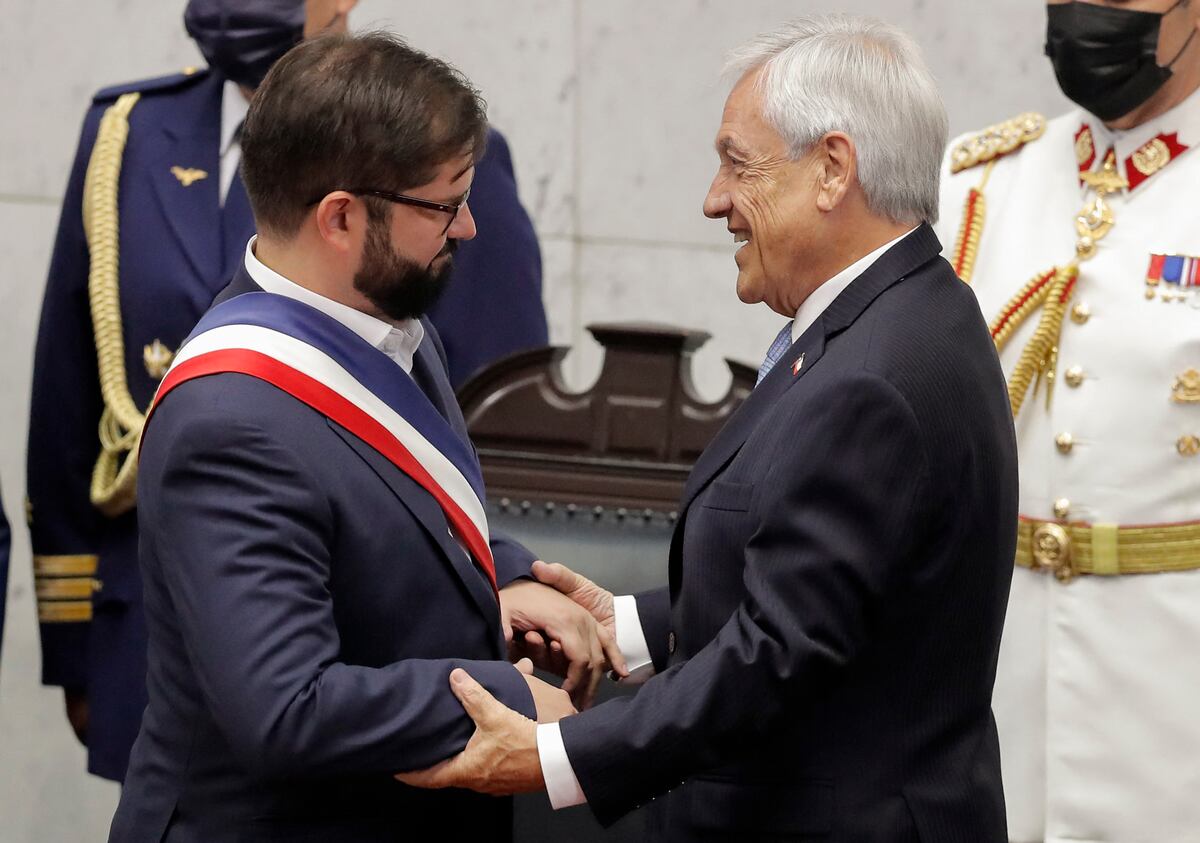 El día viernes, el féretro de Sebastián Piñera será trasladado en un cortejo rumbo al Palacio de La Moneda, donde será homenajeado por el Presidente Gabriel Boric. Esta imagen data del l 11 de marzo de 2022 cuando Boric fue recibido por el presidente saliente, Sebastián Piñera, durante su ceremonia de inauguración en el Congreso en Valparaíso, . (Foto de JAVIER TORRES/AFP)