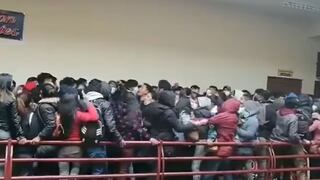 Bolivia: estudiantes cayeron al romperse una baranda y hay cinco fallecidos | VIDEO