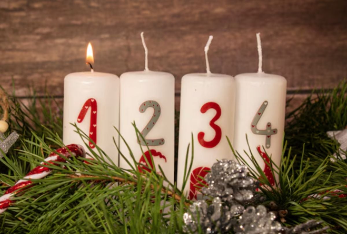 Son cuatro velas que conforman la Corona de Adviento. Cada una representa un domingo. (Crédito: Freepik)