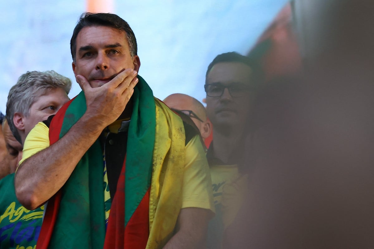 Flávio Bolsonaro, de rozar la presidencia a salir de Brasil por la puerta trasera