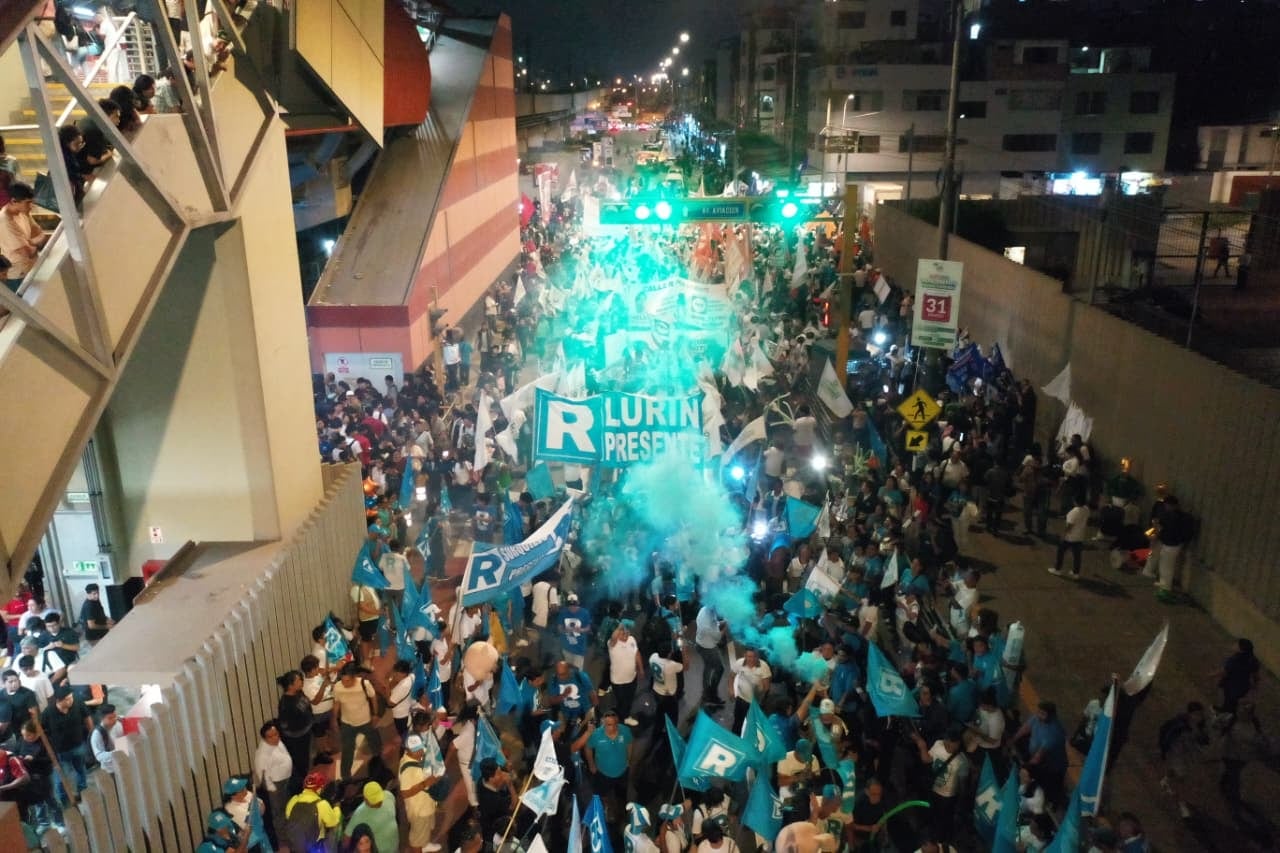 Simpatizantes de los partidos políticos participantes del debate presidencial de hoy llegan a los exteriores del centro de convenciones. Fotos: Julio Reaño/@photo.gec