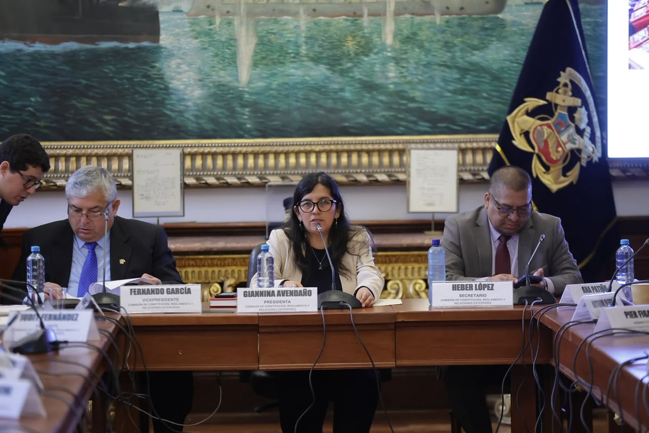 Mesa directiva de la Comisión de Constitución en la Cámara de Diputados. (Foto: Hugo Pérez / El Comercio).