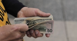 Dólar borra ganancias ante el sol este año: ¿qué pasa con ahorros en esa moneda?