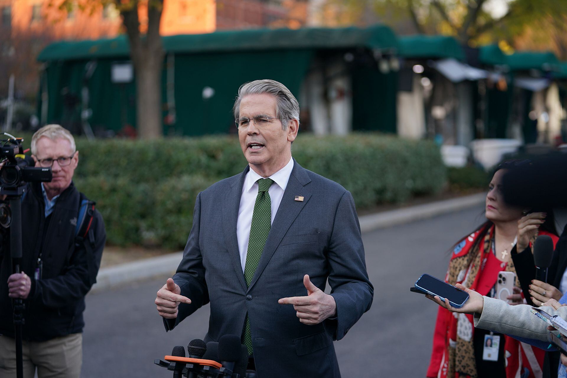 El secretario del Tesoro de Estados Unidos, Scott Bessent, habla con reporteros en la Casa Blanca, el 5 de noviembre de 2025, en Washington. (AP Foto/Allison Robbert)