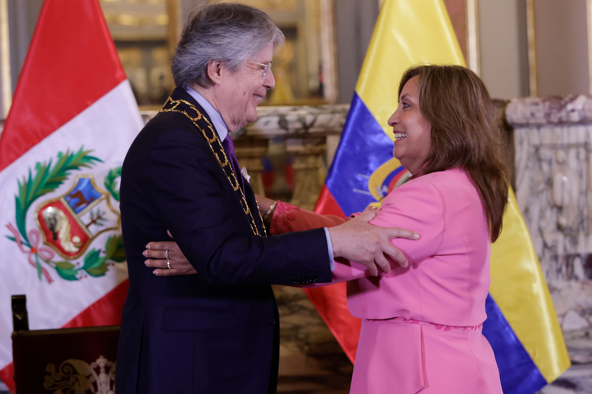 La presidenta Dina Boluarte condecoró a su homólogo de Ecuador, Guillermo Lasso, en una ceremonia que se llevó a cabo en Palacio de Gobierno. (Foto: Presidencia)