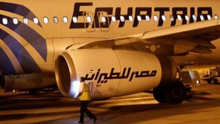 Egipto halla restos humanos y pertenencias de víctimas de avión que cayó al Mediterráneo