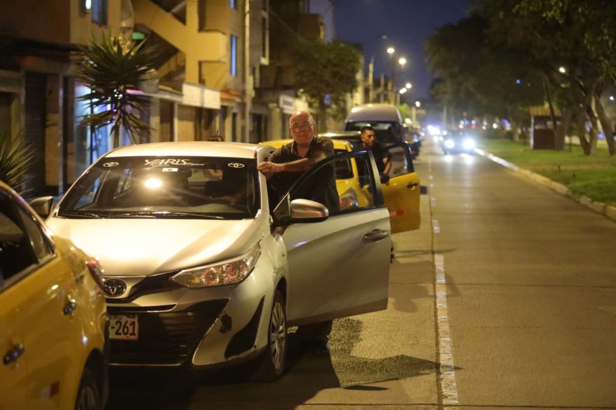 Ante el desabastecimiento de gas natural a causa de una fuga en la planta de Camisea, cientos de grifos permanecen desabastecidos de GNV. Fotos: Antonio Melgarejo/ @photo.gec
