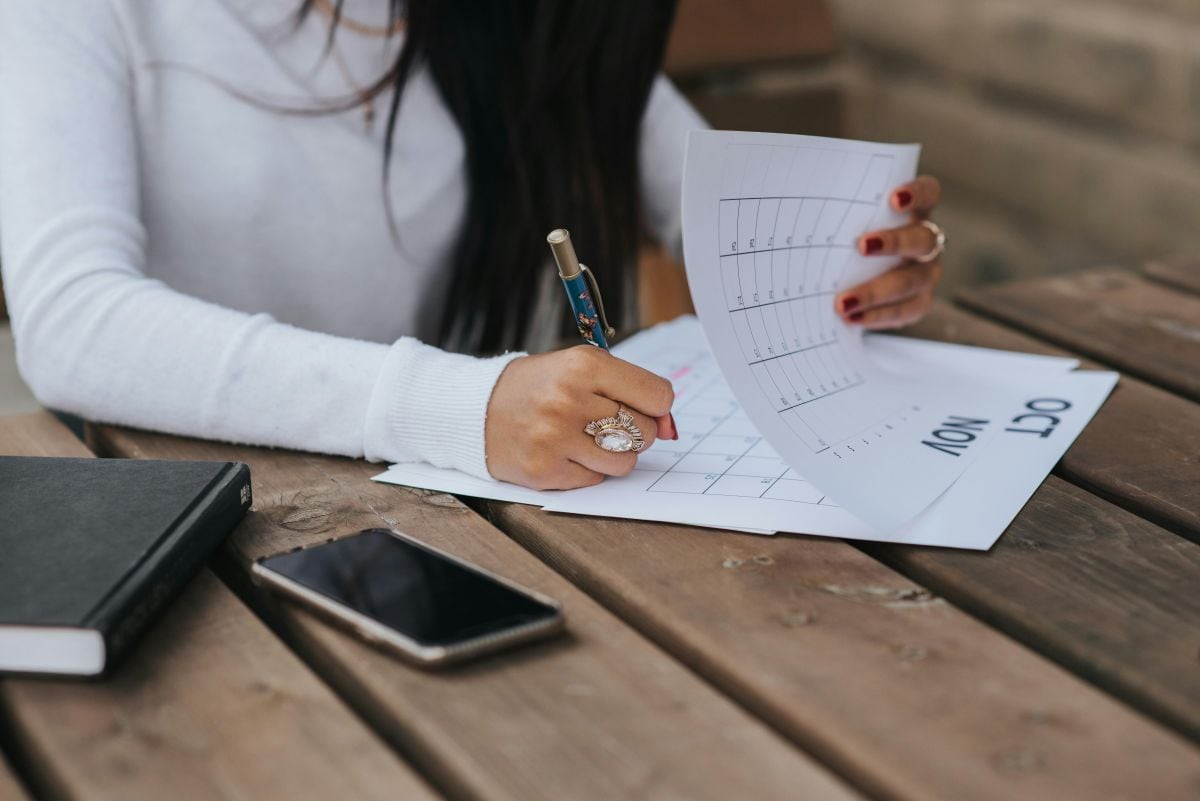 Para muchos, es cuestión de costumbre y de preferencias personales, pero los expertos en psicología destacan que es una forma sencilla y muy útil de mejorar la memoria, reducir el estrés y sentirse más en calma en el día a día. (Foto: Anete Lusina / Pexels)