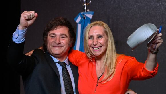 Javier Milei celebra con su hermana Karina Milei después de ganar la segunda vuelta de las elecciones presidenciales en Argentina el 19 de noviembre de 2023. (Foto de Luis ROBAYO/AFP).
