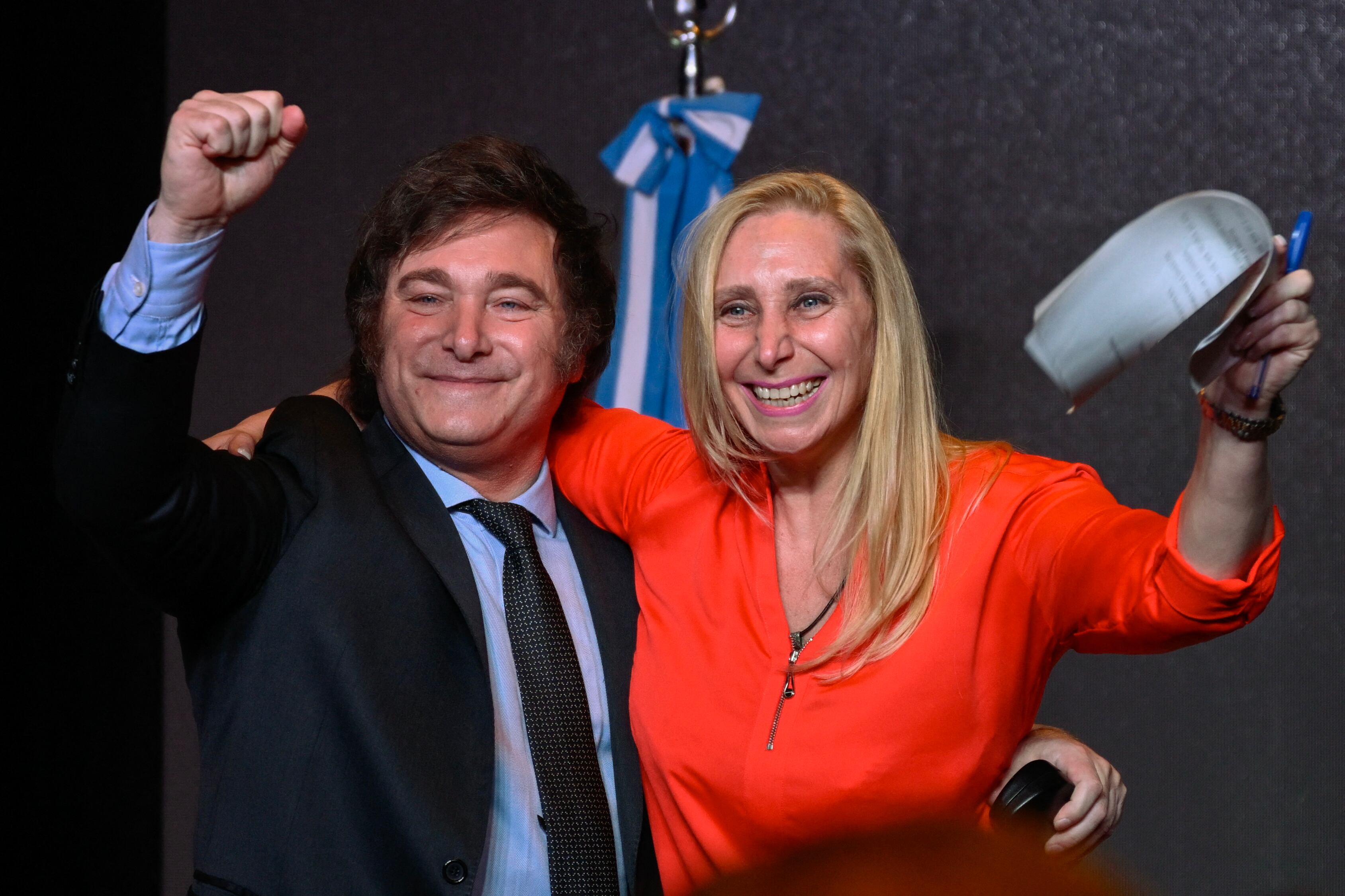 Javier Milei celebra con su hermana Karina Milei después de ganar la segunda vuelta de las elecciones presidenciales en Argentina el 19 de noviembre de 2023. (Foto de Luis ROBAYO/AFP).