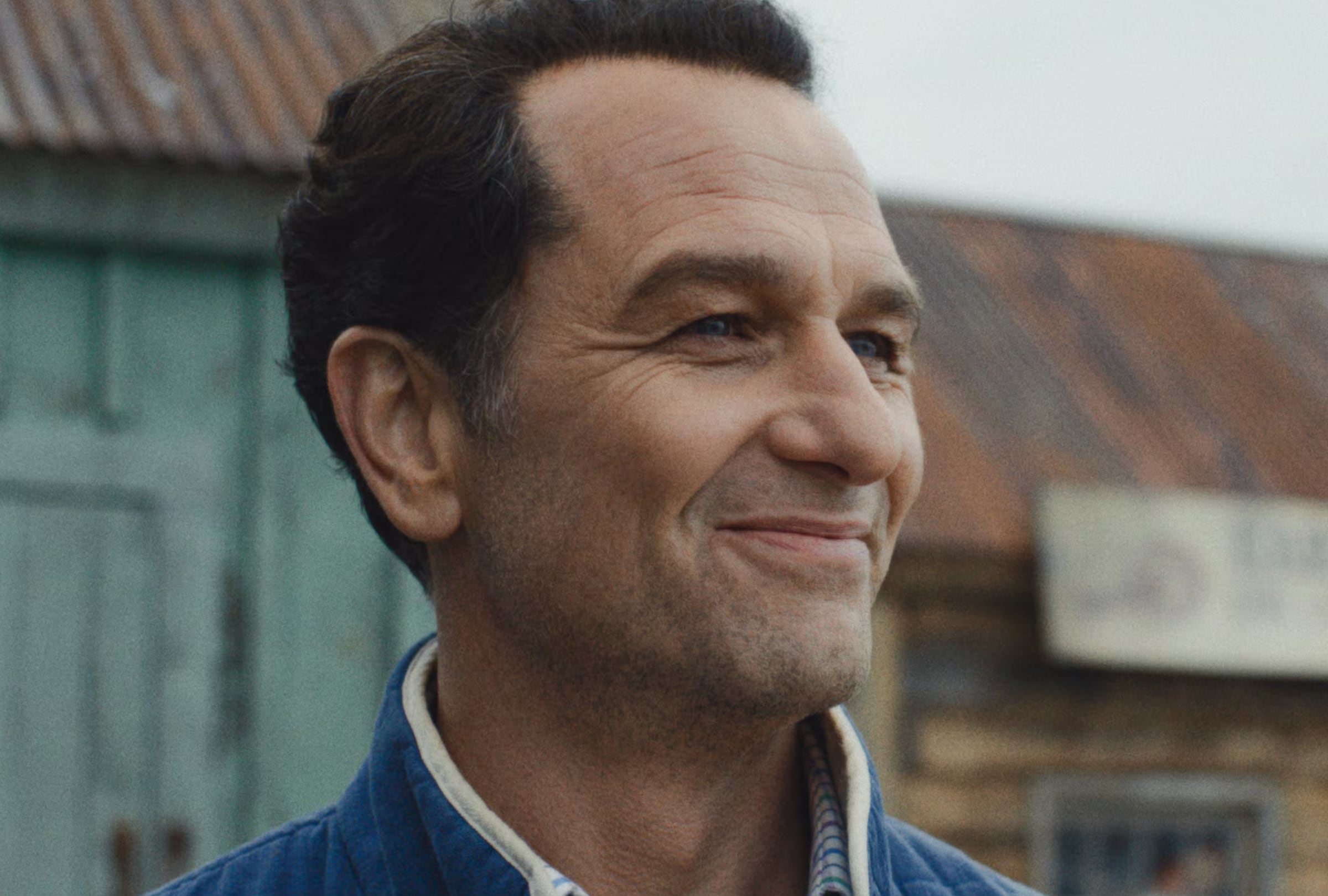 Matthew Rhys como Tom Loftis en la serie "Widow’s Bay" (Foto: Apple Studios / Chum Films)