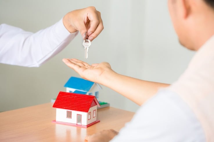 Aunque sus ingresos suelen bajar, el menor costo de vida y la accesibilidad a una vivienda más asequible compensa la diferencia. (Foto referencial: Freepik)