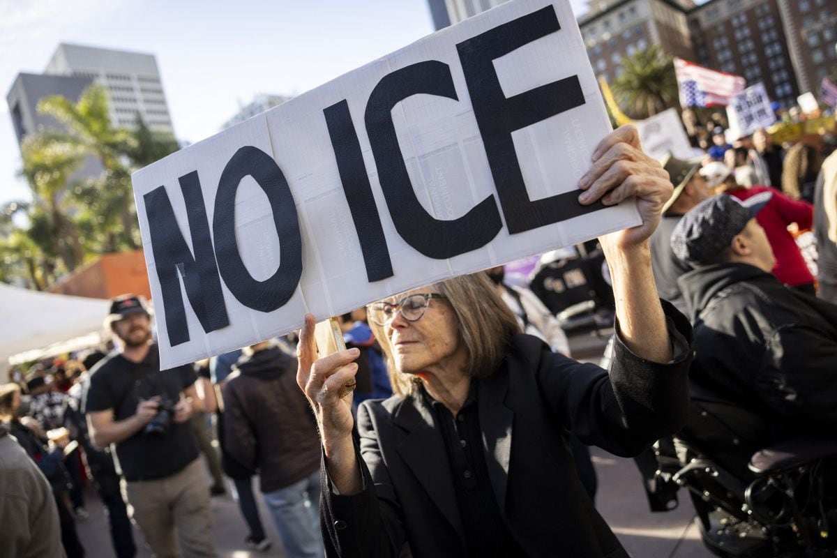 Personas con pancartas protestan en Los Ángeles, California, el 10 de enero de 2026 contra el ICE tras el tiroteo mortal de Renee Nicole Good en Minneapolis (Foto: Etienne Laurent / AFP)