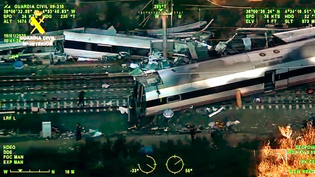 El accidente ocurrió el domingo por la noche cuando un tren de la compañía ferroviaria Iryo, que viajaba de Málaga a Madrid, descarriló cerca de Adamuz, cruzando a la otra vía, donde chocó contra un tren que venía en sentido contrario, que también descarriló. (Foto: Handout / Guardia Civil / AFP)