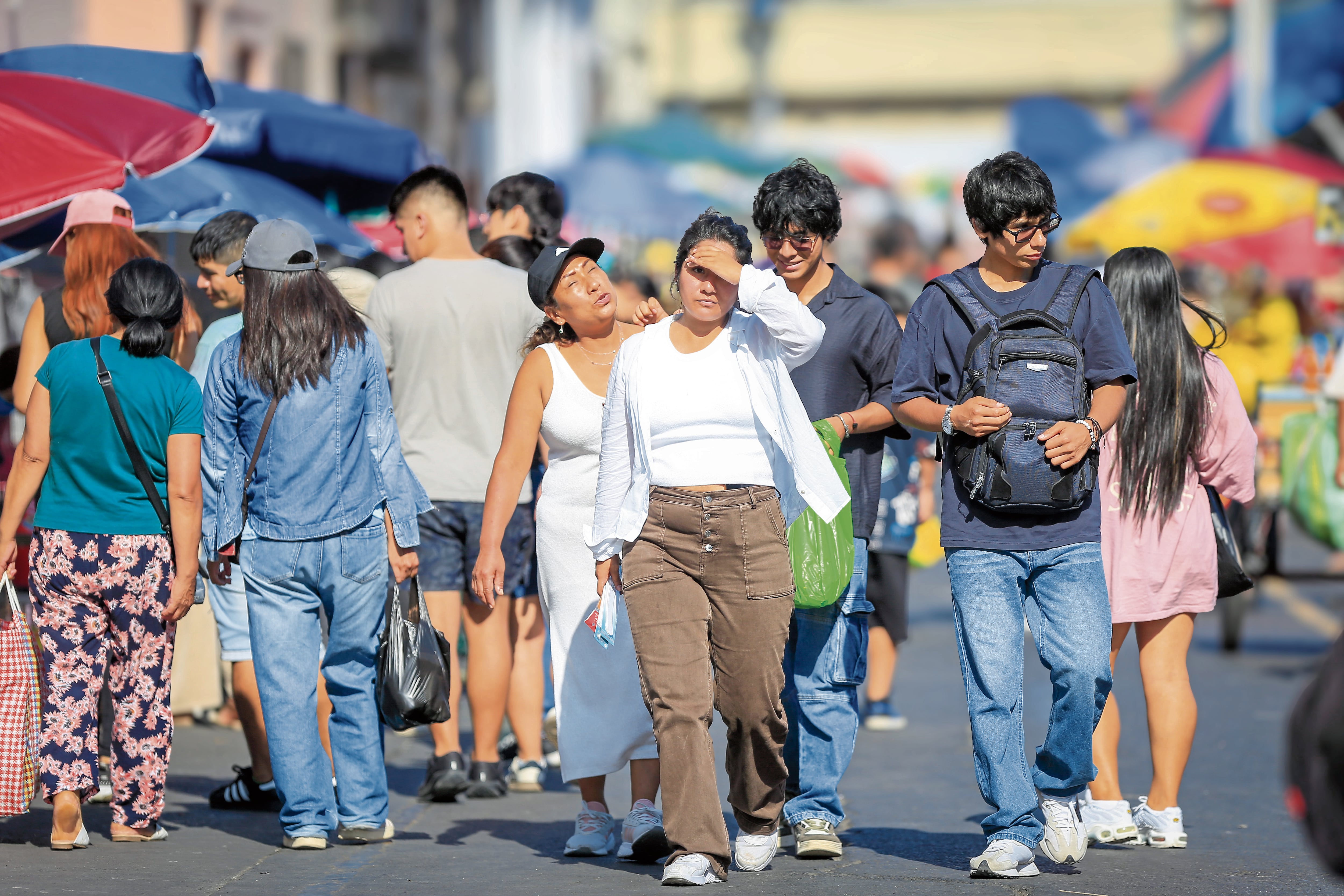 CENTRO DE LIMA: GENTE CAMINANDO EN JIRON DE LA UNION Y EN LA AVENIDA ABANCAY.
