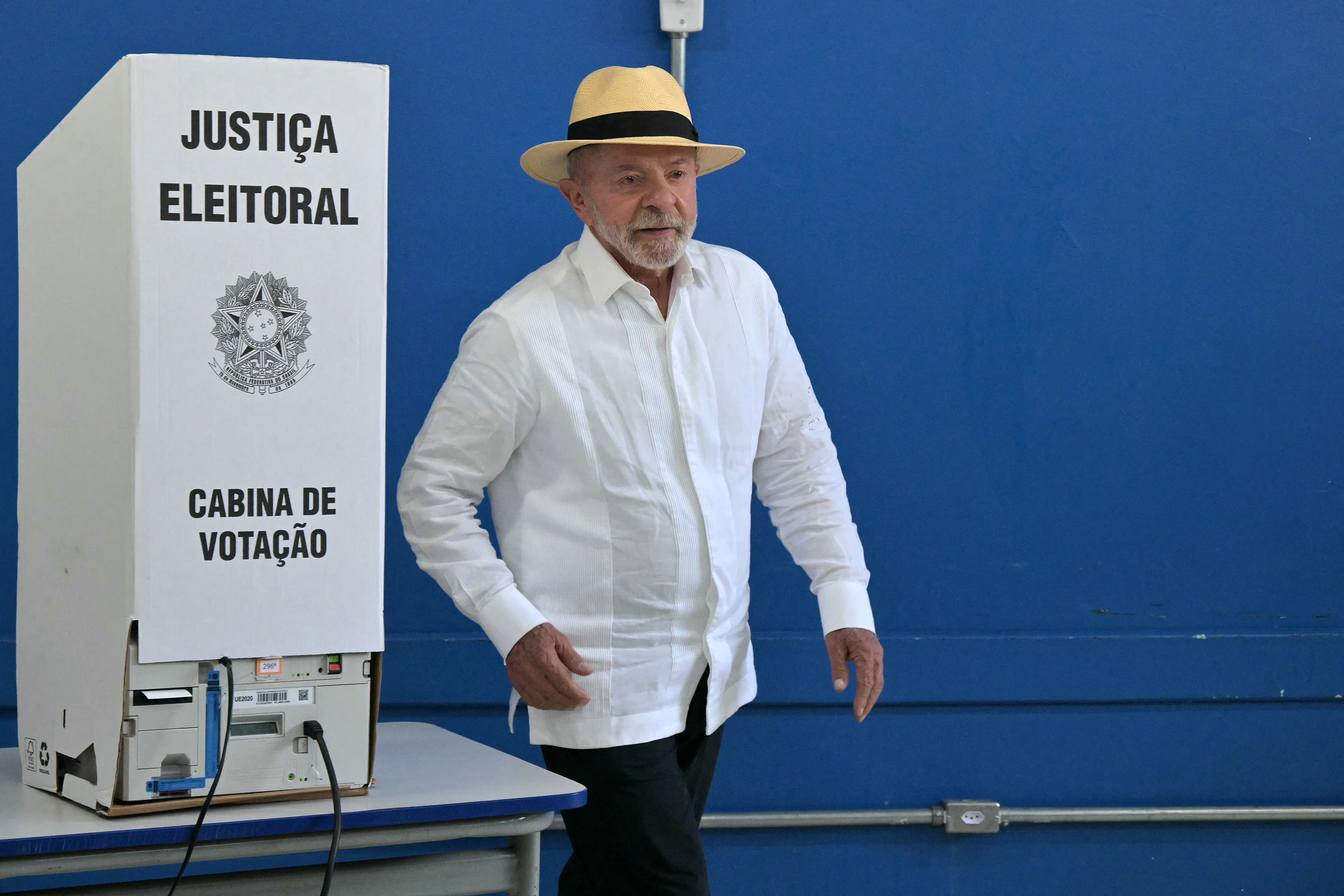 El presidente de Brasil y candidato a la reelección por el Partido de los Trabajadores (PT), Luiz Inácio Lula da Silva, vota durante las elecciones presidenciales en São Paulo, Brasil, el 4 de octubre de 2026. (Foto de NELSON ALMEIDA / AFP).