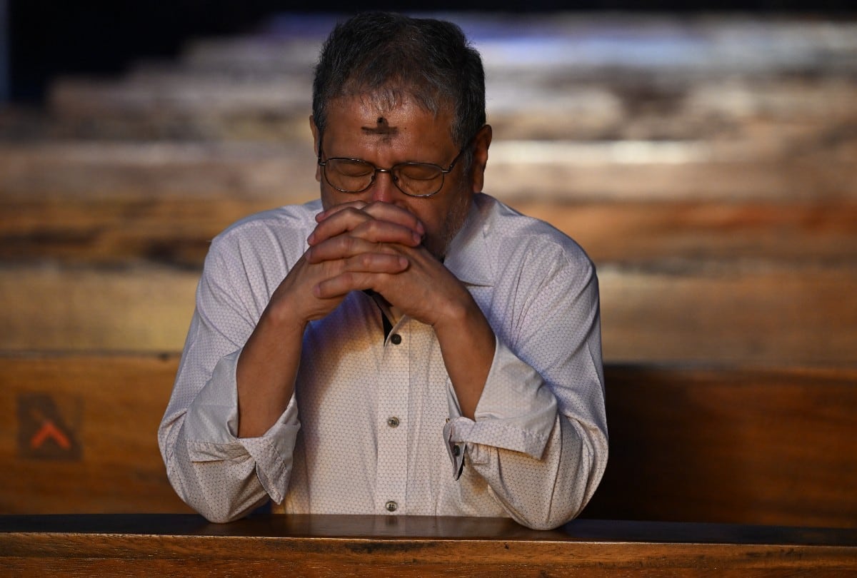 Durante el Miércoles de Ceniza 2026, miles de fieles acudirán a misa para participar en la imposición de la ceniza. | Crédito: Marvin RECINOS / AFP