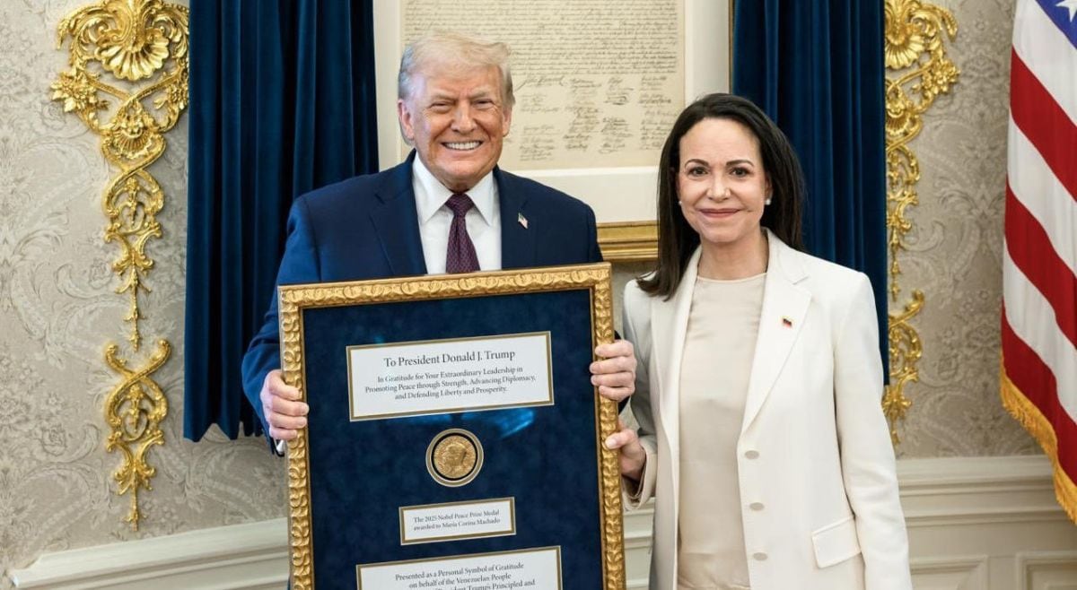 María Corina Machado entregó al presidente de Estados Unidos, Donald Trump, una medalla del Nobel enmarcada como gesto simbólico de gratitud del pueblo venezolano. Foto: EFE.
