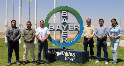 El gerente general de Bayer Vegetales Perú, Jorge Luis Rafaile Acosta, junto a parte de su
equipo de trabajo y la coordinadora de la Gerencia de Agroexportaciones de ADEX, Viviana Noblecilla Obregón. (Foto: ADEX)