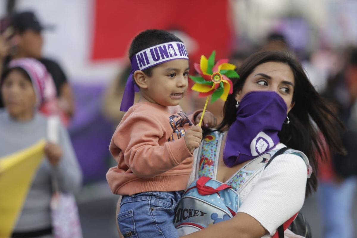 Madre participa con su hijo de las marchas por el 8M en Lima (Foto: GEC)