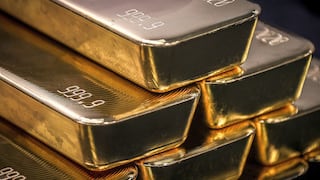 Precios del oro caen debido a que inversores evalúan apuestas a alzas de tasas más rápidas en EE.UU.
