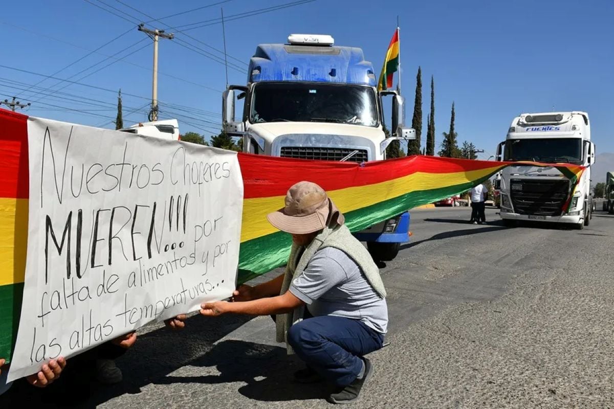 Camioneros paraguayos permanecen detenidos desde hace más de seis semanas debido a los bloqueos en distintas carreteras de Bolivia. Foto: EFE.