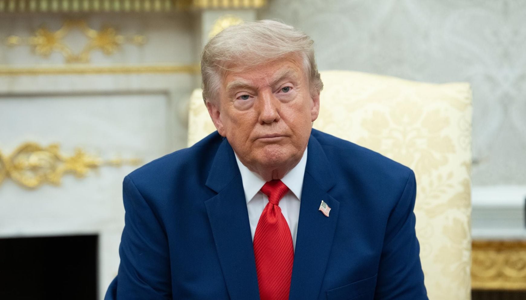 La orden de un juez federal en Boston detiene, por ahora, la medida de la administración Trump que buscaba quitar los permisos de trabajo a miles de personas con TPS y solicitantes de asilo, y abre un periodo de espera clave hasta el 5 de agosto. En la imagen, el presidente de EE.UU. durante su reunión con el presidente libanés, Joseph Aoun, en el Despacho Oval de la Casa Blanca en Washington D. C., EE. UU., el 21 de julio de 2026 (Foto: EFE/EPA/Aaron Schwartz / POOL)