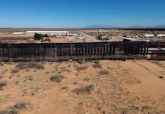 EE.UU. construye un muro negro en la frontera con México para dificultar la escalada de migrantes