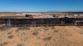 EE.UU. construye un muro negro en la frontera con México para dificultar la escalada de migrantes