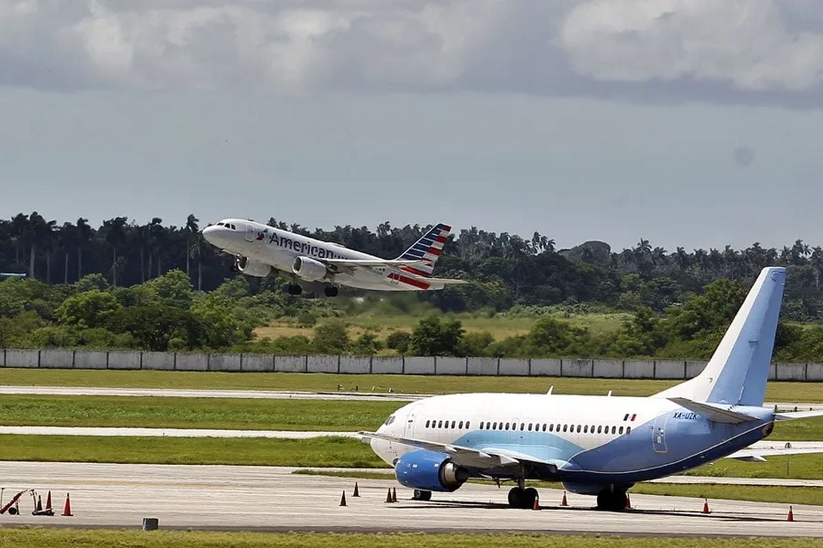 Un avión despega del aeropuerto José Martí en La Habana (Cuba), en una fotografía de archivo. Foto: EFE/Yander Zamora