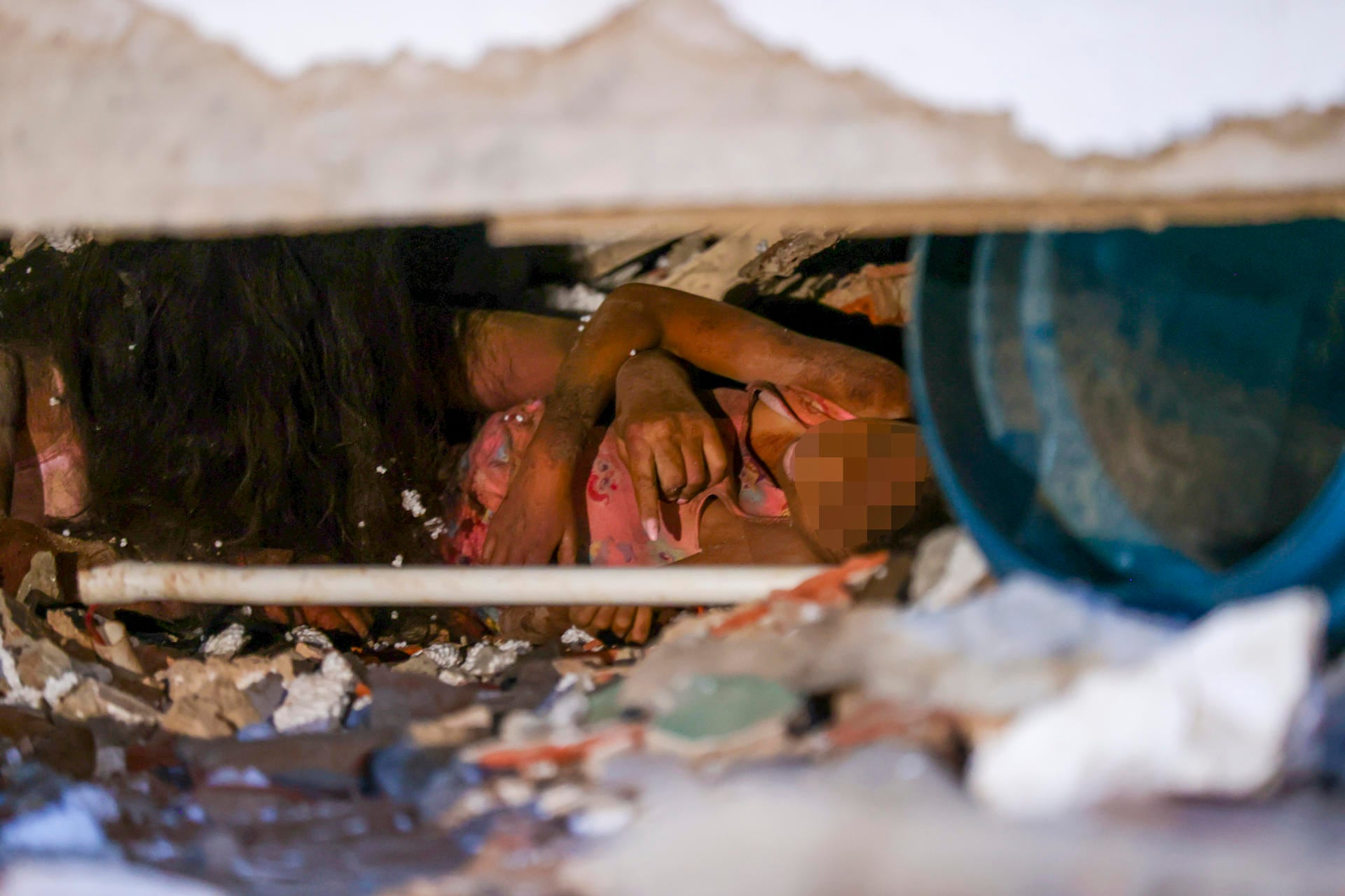 Una de las personas atrapadas entre los escombros de uno de los edificios afectados por los terremotos en la localidad de Catia La Mar, en el estado costero de La Guaira, Venezuela. (EFE/ Ronald Pena R.).