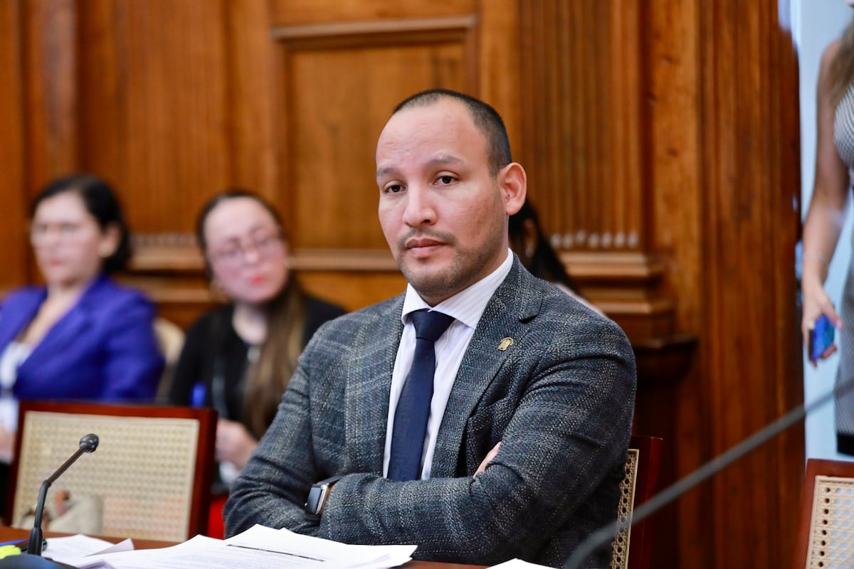 Alejandro Muñante, de Renovación Popular, aseguró en X que "la violencia no tiene género". Criticó a las ONG y agrupaciones feministas por cuestionar su proyecto de ley que sanciona con cárcel las denuncias falsas de violencia familiar. Foto: Congreso