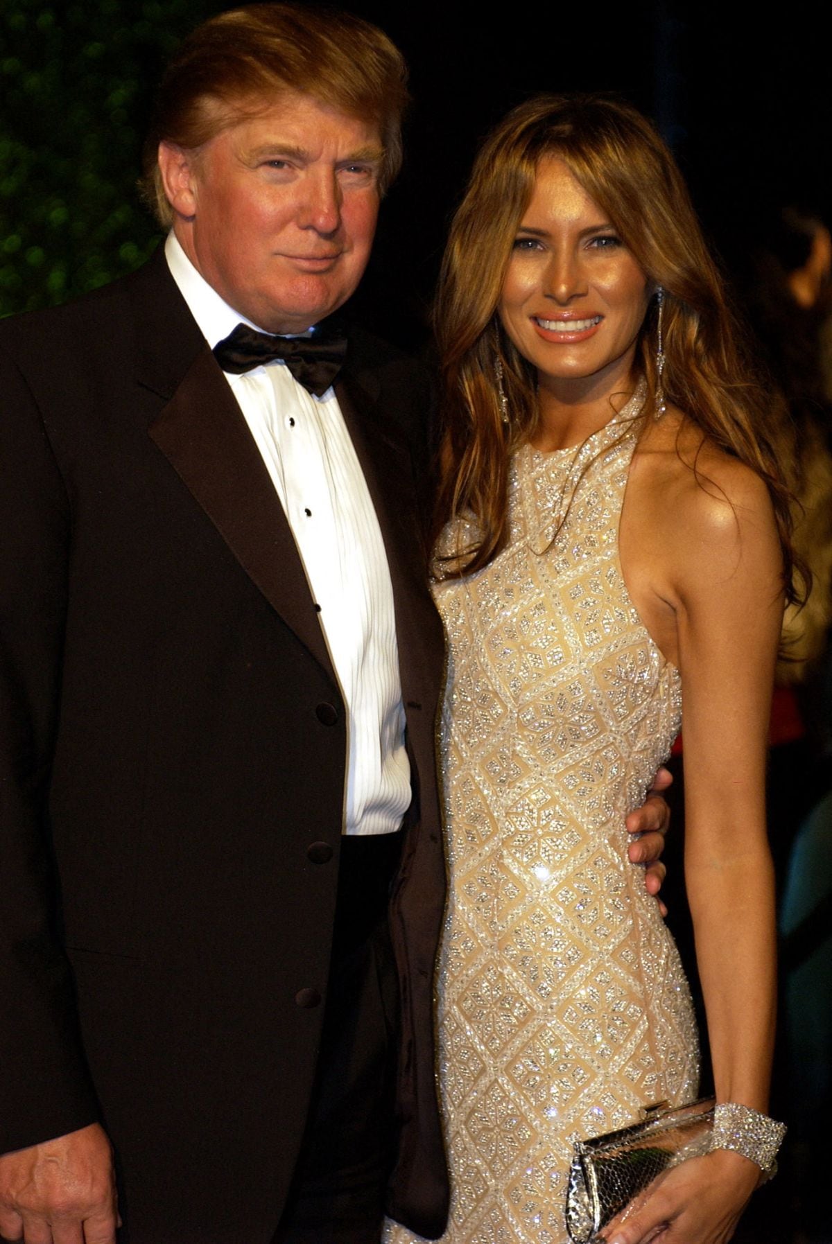 Donald Trump y su esposa Melania llegan a la cena y fiesta de Vanity Fair para celebrar la 77ª edición de los Premios de la Academia, el 27 de febrero de 2005, en West Hollywood, California (Foto: Rich Schmitt / AFP)