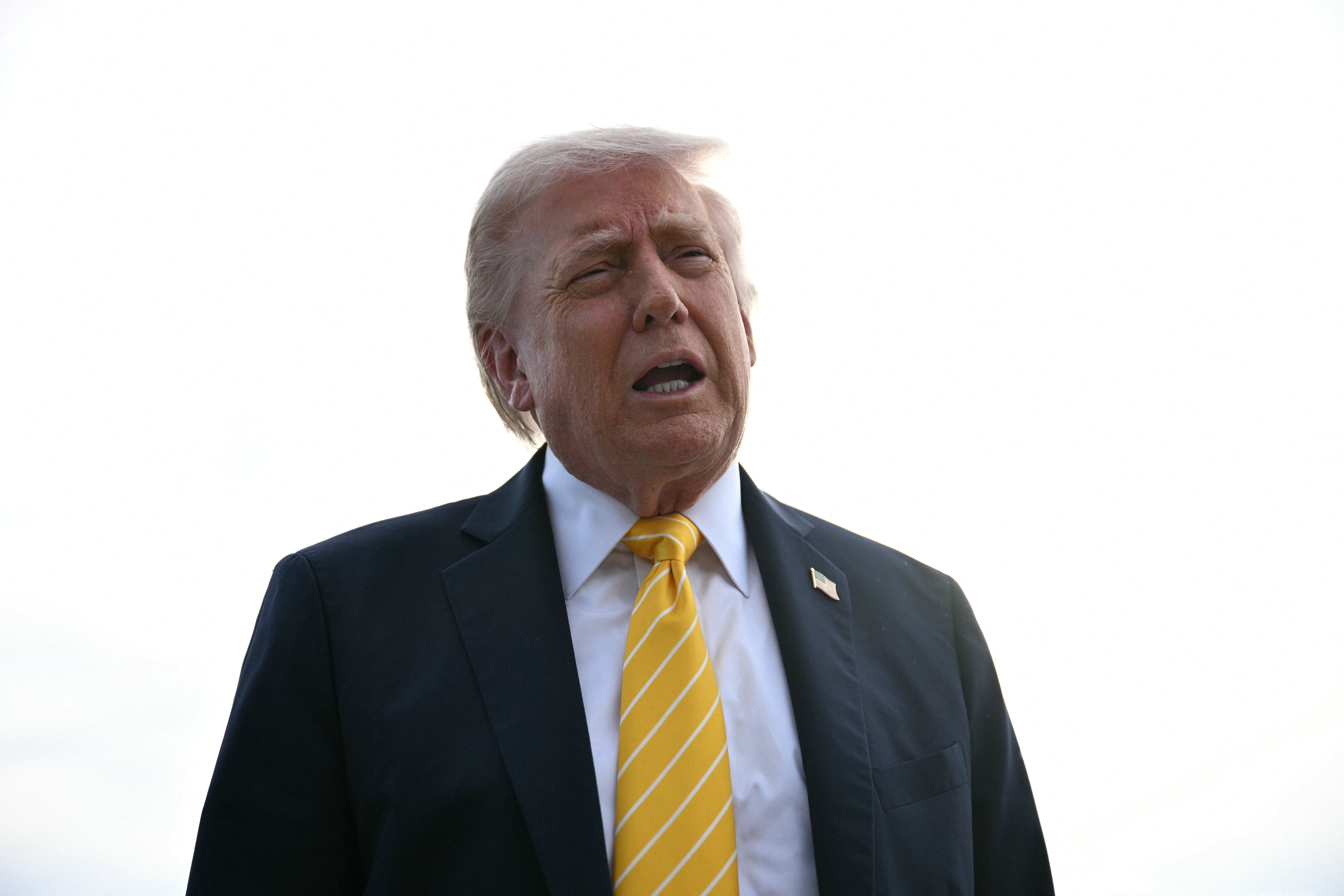 El presidente estadounidense Donald Trump habla con periodistas en el Aeropuerto Internacional de Palm Beach, en West Palm Beach, Florida, el 2 de mayo de 2026. (Foto de Jim Watson / AFP).
