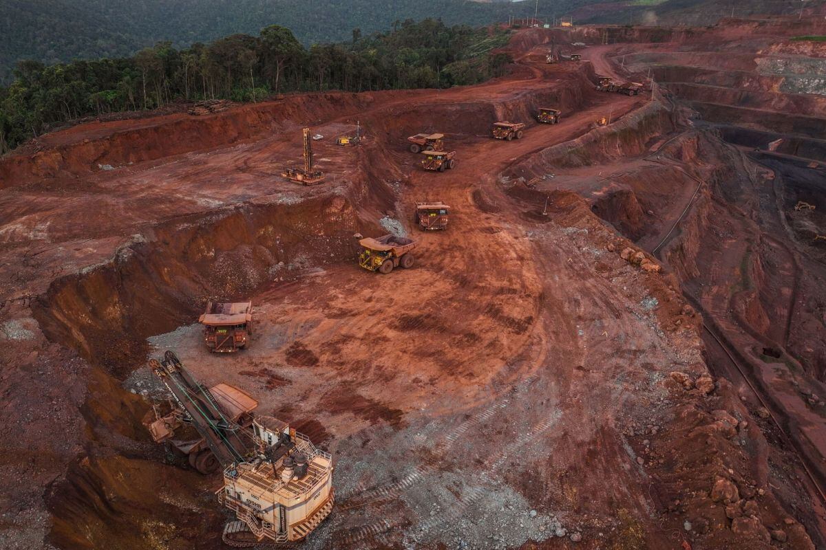 Excavators move iron ore at a Vale SA mine in Parauapebas, Para state, Brazil. Photographer: Dado Galdieri/Bloomberg
